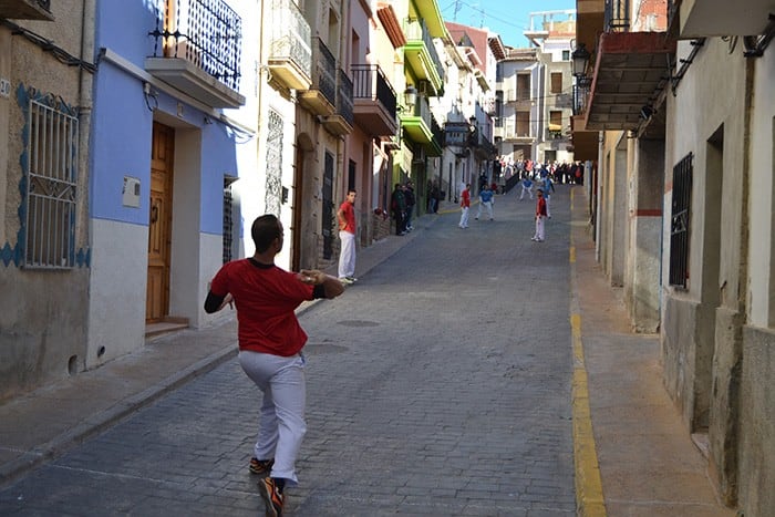 Pilota en las calles de Relleu / Relleu Turismo