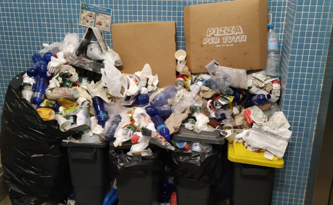 Imagen de la basura acumulada en los pasillos