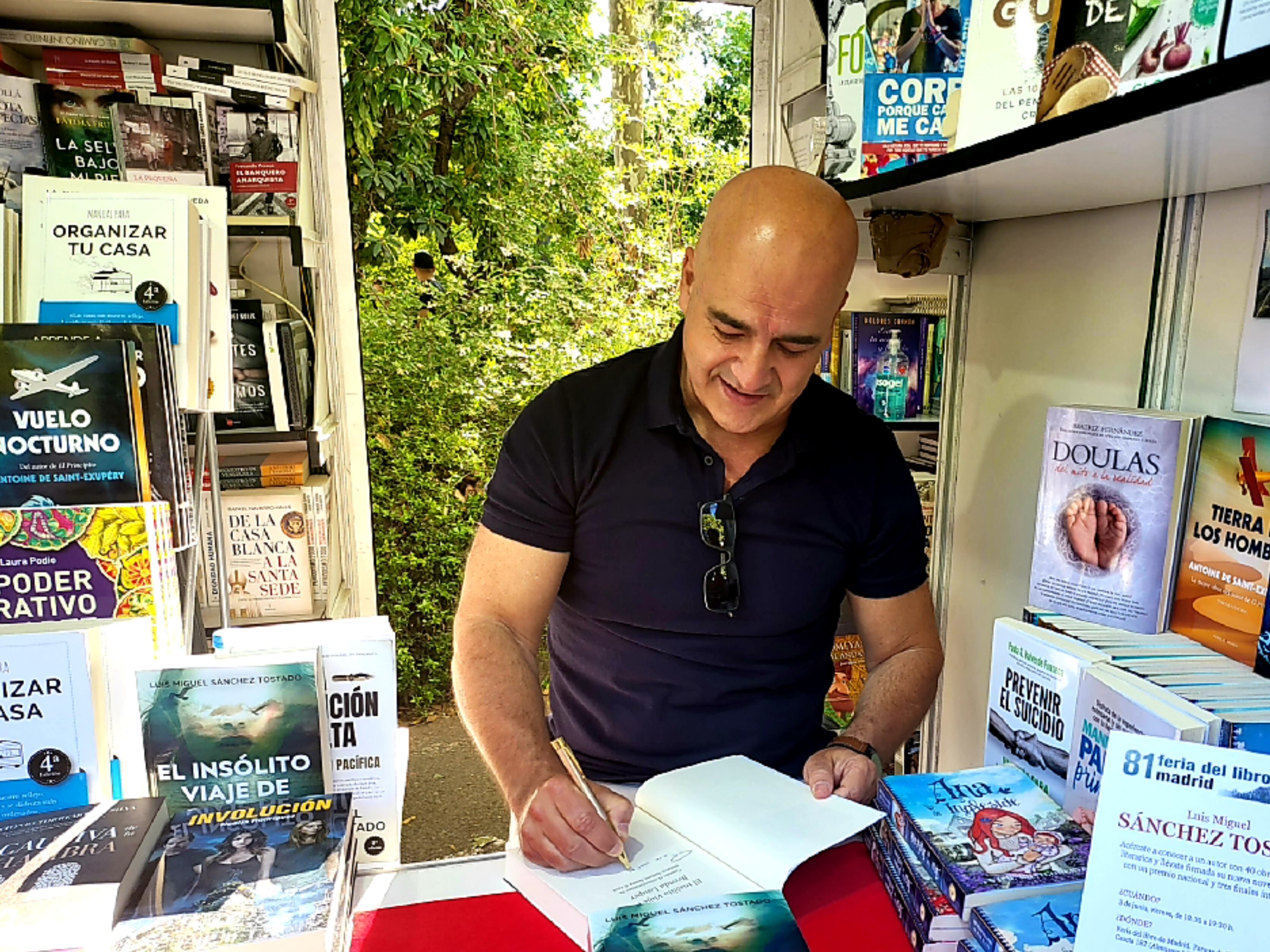 El escritor jiennense Luis Miguel Sánchez Tostado firmando libros en la Feria del Libro de Madrid.