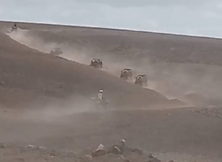 Varios buggies circulando por el municipio de Yaiza.