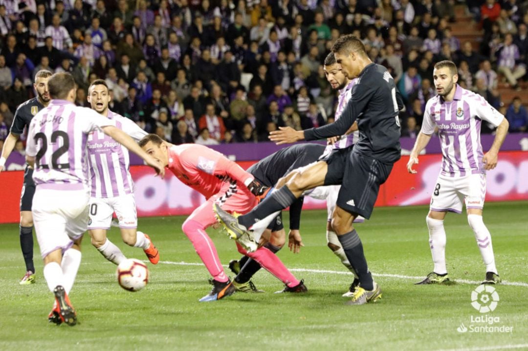 Varane anota el primer gol del Real Madrid