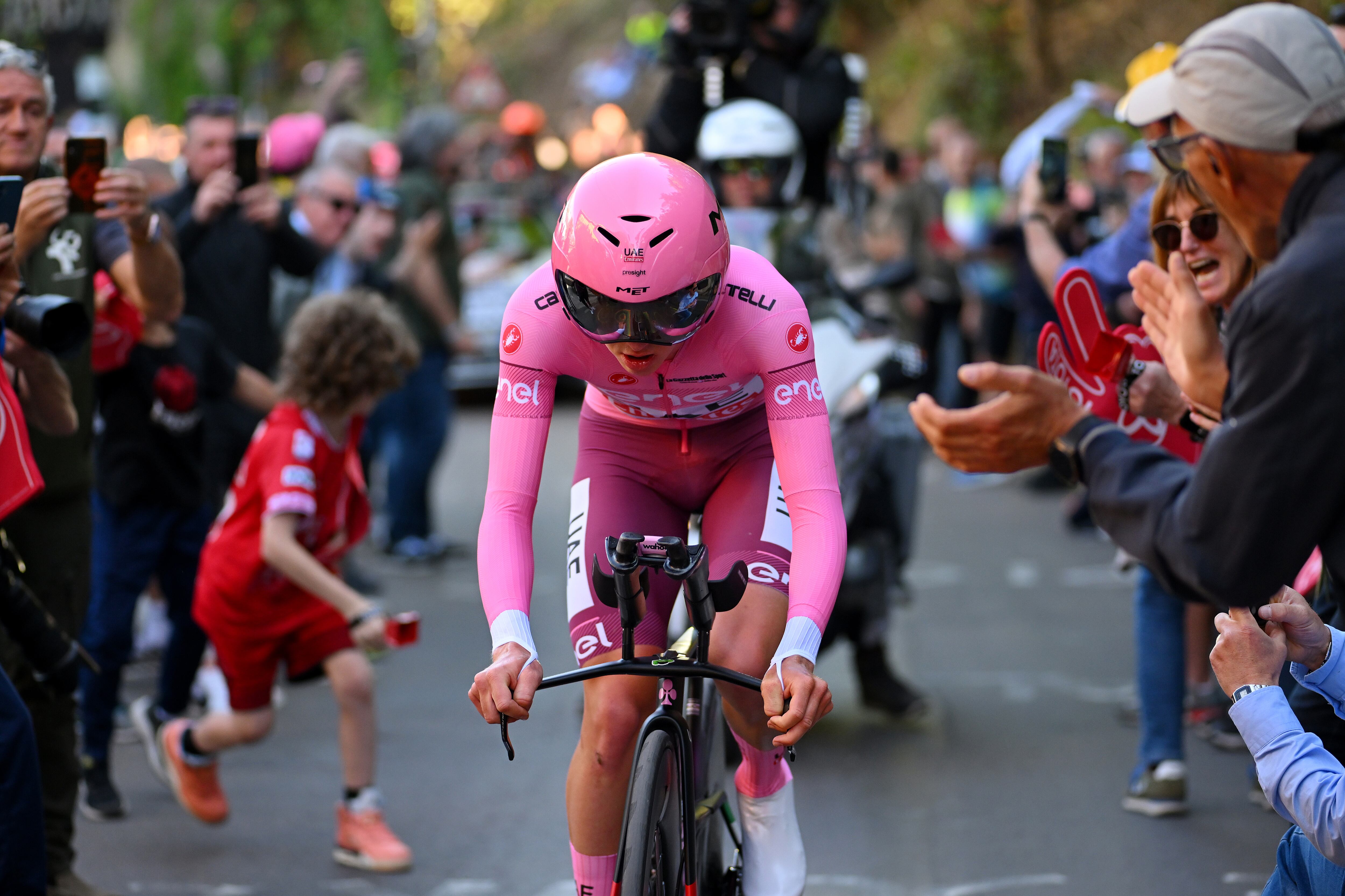 Tadej Pogacar vistiendo el polémico culote del Giro de Italia 2024