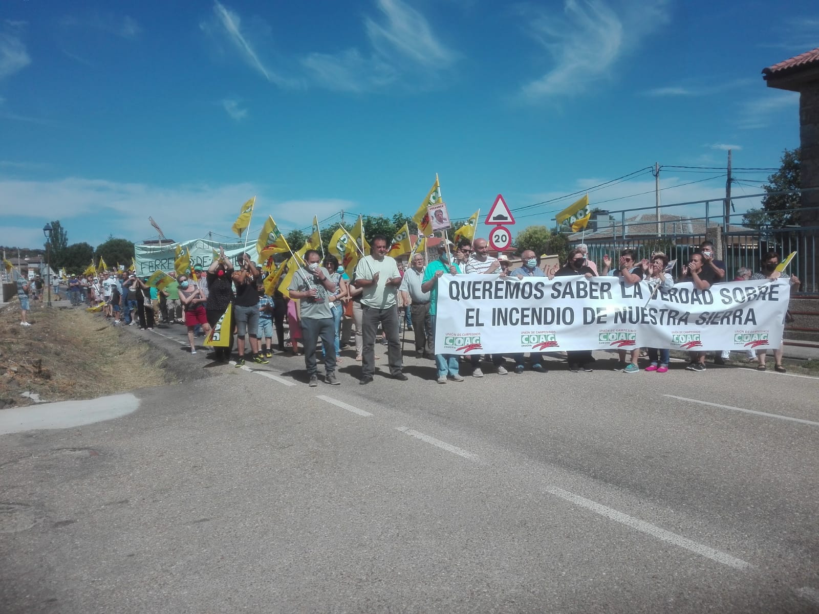 Manifestantes en Villardeciervos