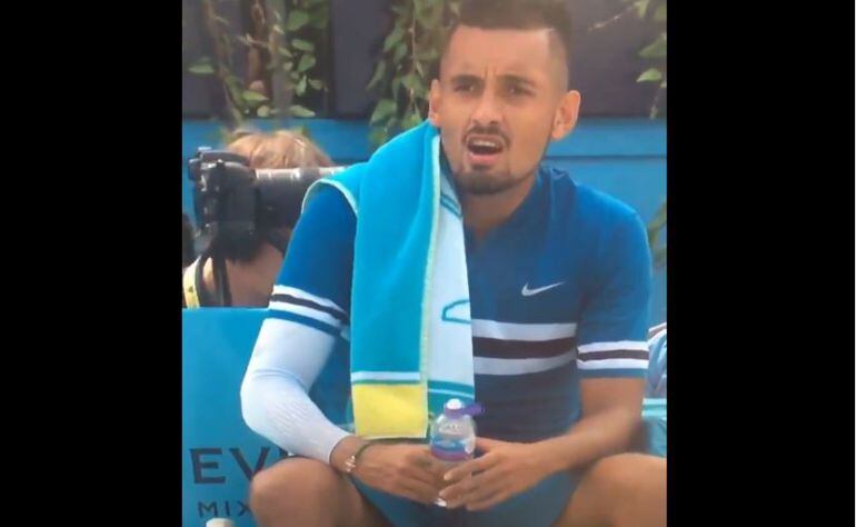 Kyrgios y su lamentable actitud durante un descanso en el partido contra Cilic