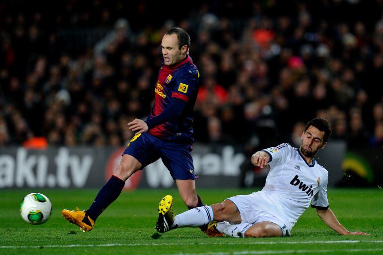 Arbeloa intenta quitar un balón a Iniesta