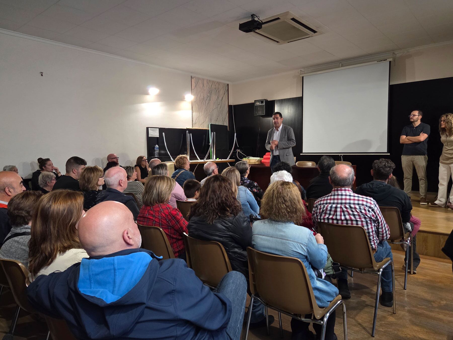 El alcalde Toni Francés dirigiéndose a los vecinos durante la asamblea en el Centro Social de la Zona Nord