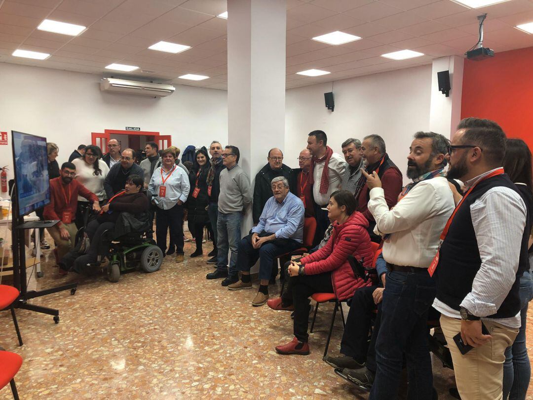 Militantes del Psoe siguen la noche electoral en la sede de Linares.