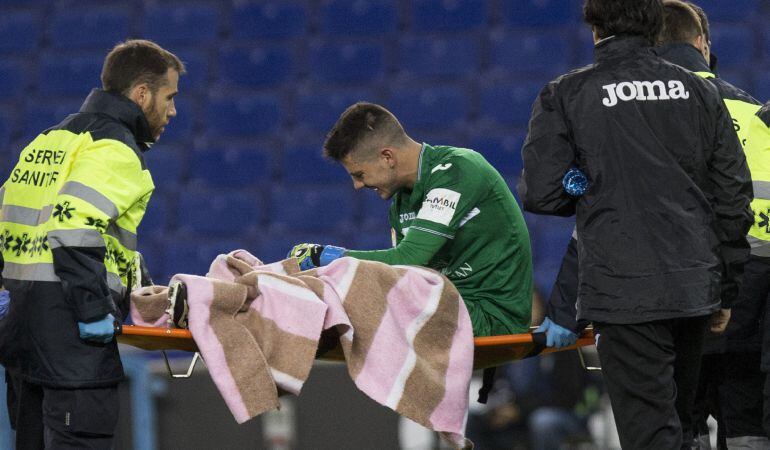  El portero del CD Leganés Jon Ander Serantes abandonaba así el campo tras lesionarse durante el partido de la decimotercera jornada de Liga