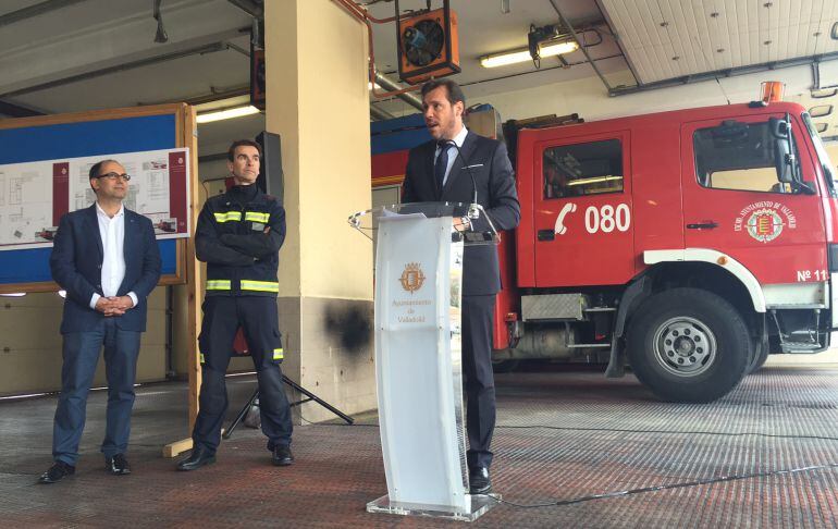 El alcalde de Valladolid, Óscar Puente, durante la presentación de la reforma del parque de bomberos de Canterac