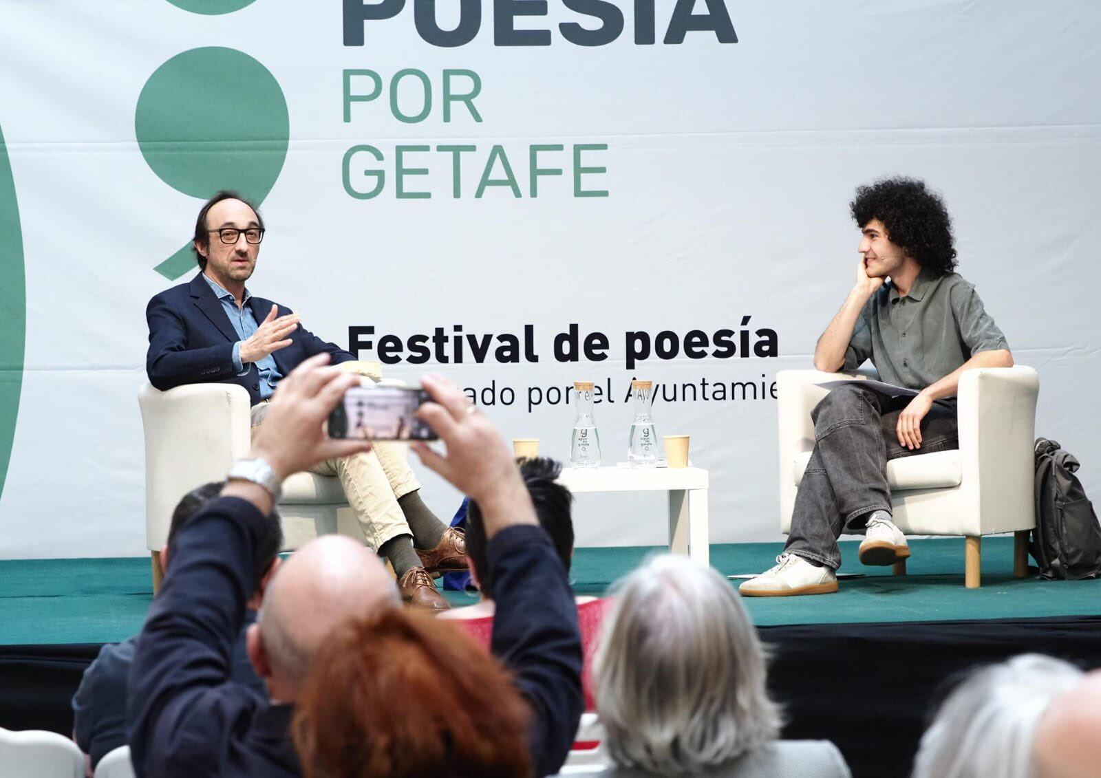 Agustín Fernández Mallo, escritor, y Mario Obrero, comisario de De Poesía por Getafe, en uno de los actos inaugurales de esta edición