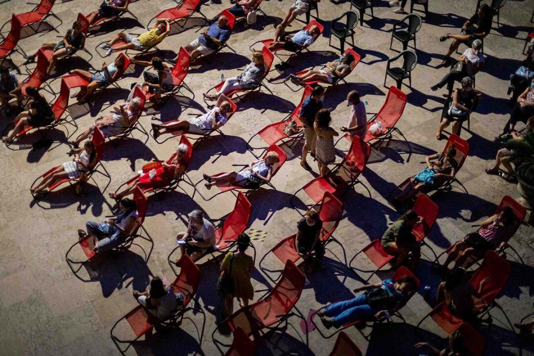 Proyección de una película en el Patio de Armas del Palau Ducal dels Borja 