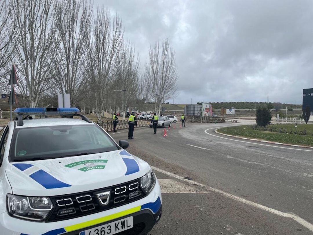 La Policía Local de Úbeda realiza controles en uno de los accesos a la ciudad