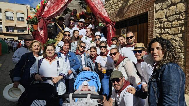 Integrantes de la carroza 'Los Descarrilaos' se alzaron con el 1º premio