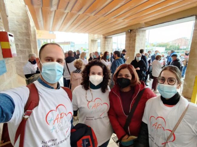 Sanitarios de La Viña en la concentración 'En Defensa de la Atención Primaria' en el centro de Salud de San Diego