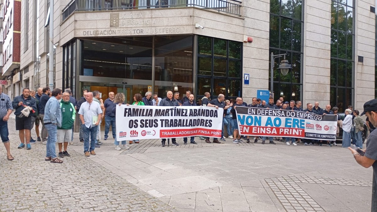Concentración ante la sede de la Xunta de Galicia en Ferrol coincidiendo con el encuentro de este viernes sobre Einsa Print (foto: CIG)