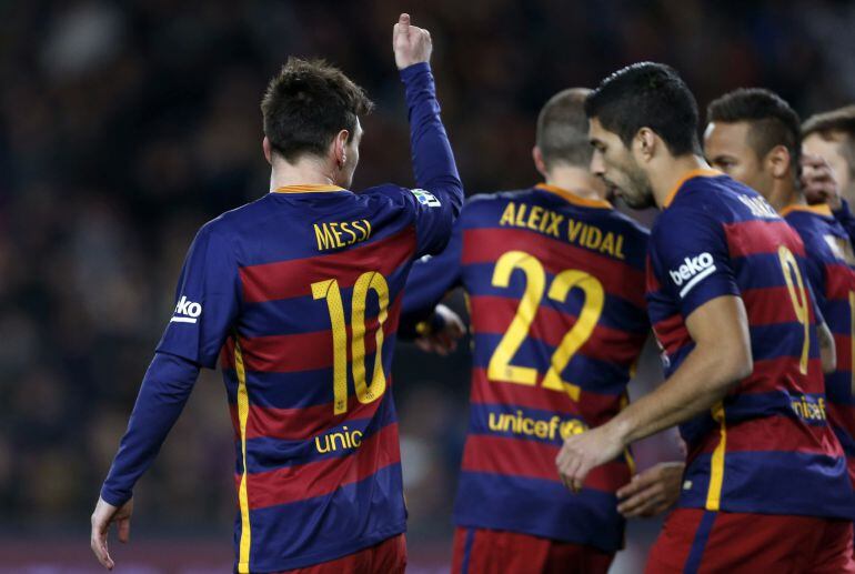 El delantero argentino del Barcelona Lionel Messi celebra el primer gol de su equipo