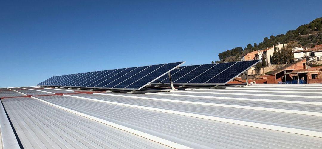 Placas solares instaladas en el teatro de Orcera.