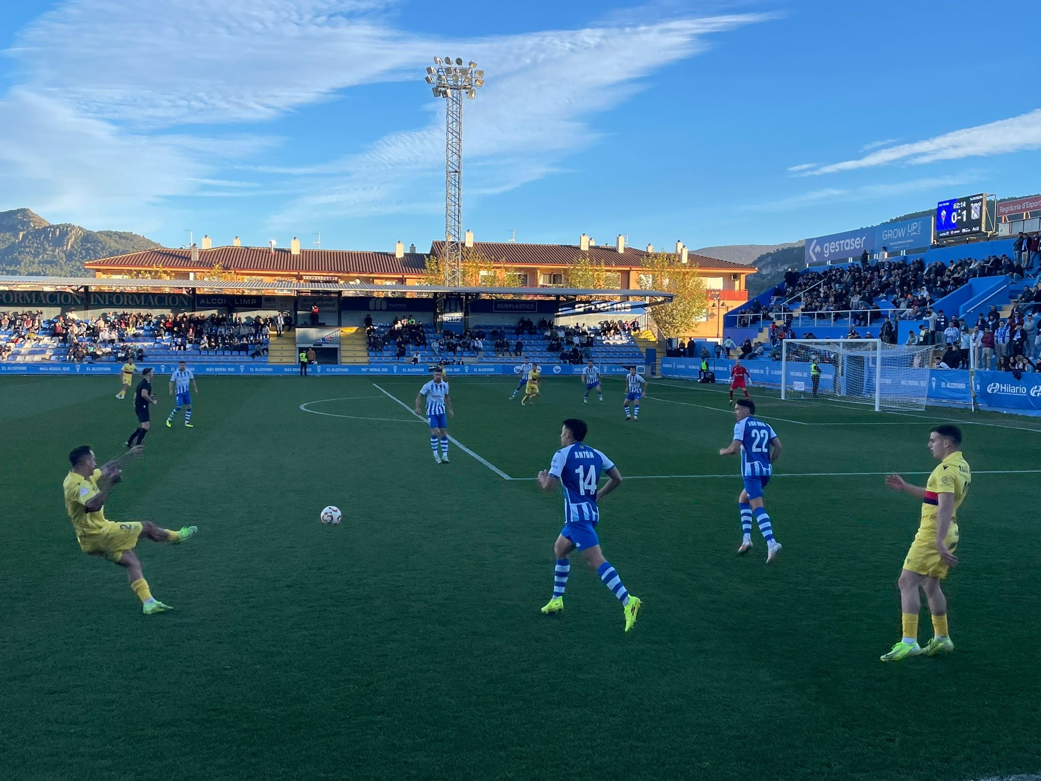 Instante del partido entre el CD Alcoyano y el Atlético Sanluqueño