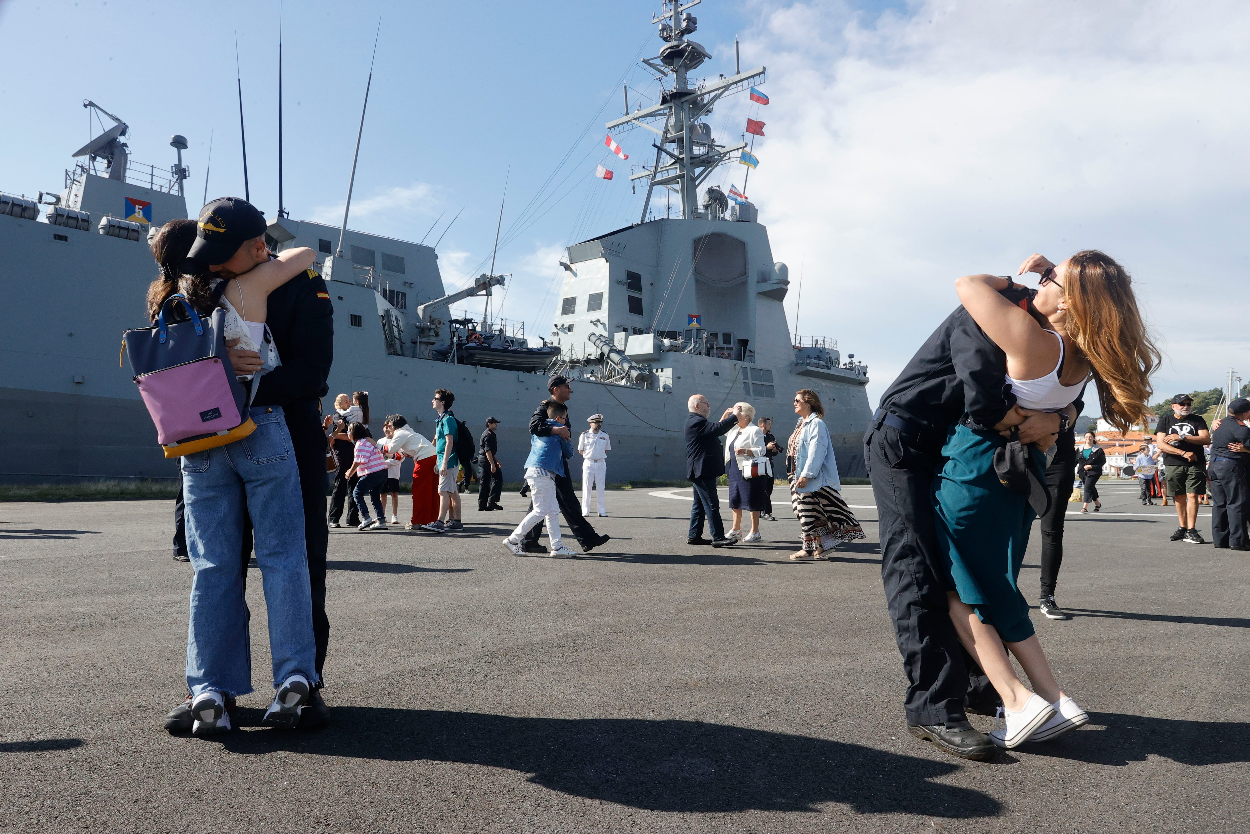 FERROL, 13/7/2024.- Los tripulantes son recibidos por sus familias tras el regreso de la fragata &#039;Blas de Lezo&#039; a su base en Ferrol tras permanecer integrada en el grupo aeronaval Dédalo 24 para intervenir en diversos ejercicios internacionales, este sábado. EFE/ Kiko Delgado.