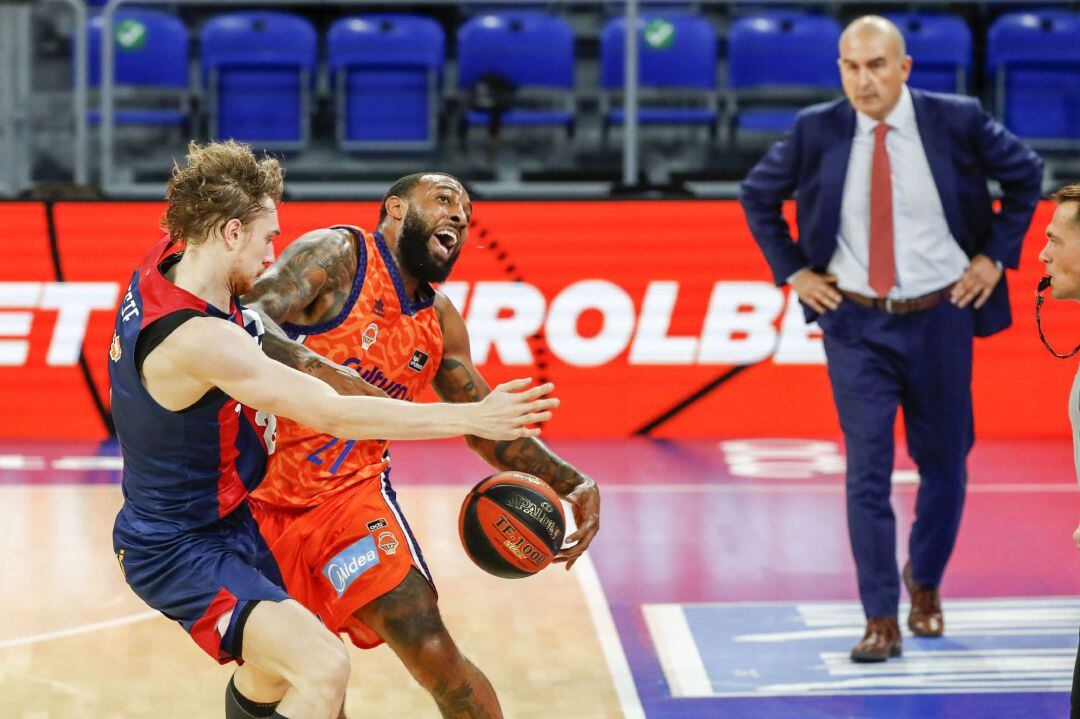 GRAF8002. VITORIA, El alero estonio del TD Systems Baskonia Sander Raieste (izda), y el alero estadounidense del Valencia Basket Derrick Williams, en una jugada del partido correspondiente a la primera jornada de la Liga Endesa de baloncesto disputado este domingo en el pabellón Fernando Buesa de Vitoria. EFE, David Aguilar