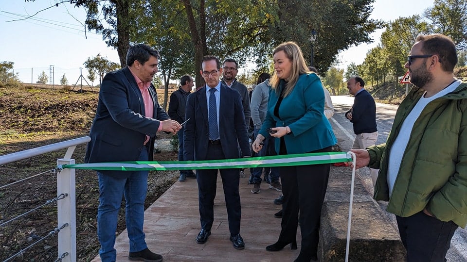 Manuel Lozano y Jorge Jiménez conjuntamente con Pilar Lara durante la inauguración de la Pasarela de acceso al Balneario de Marmolejo.