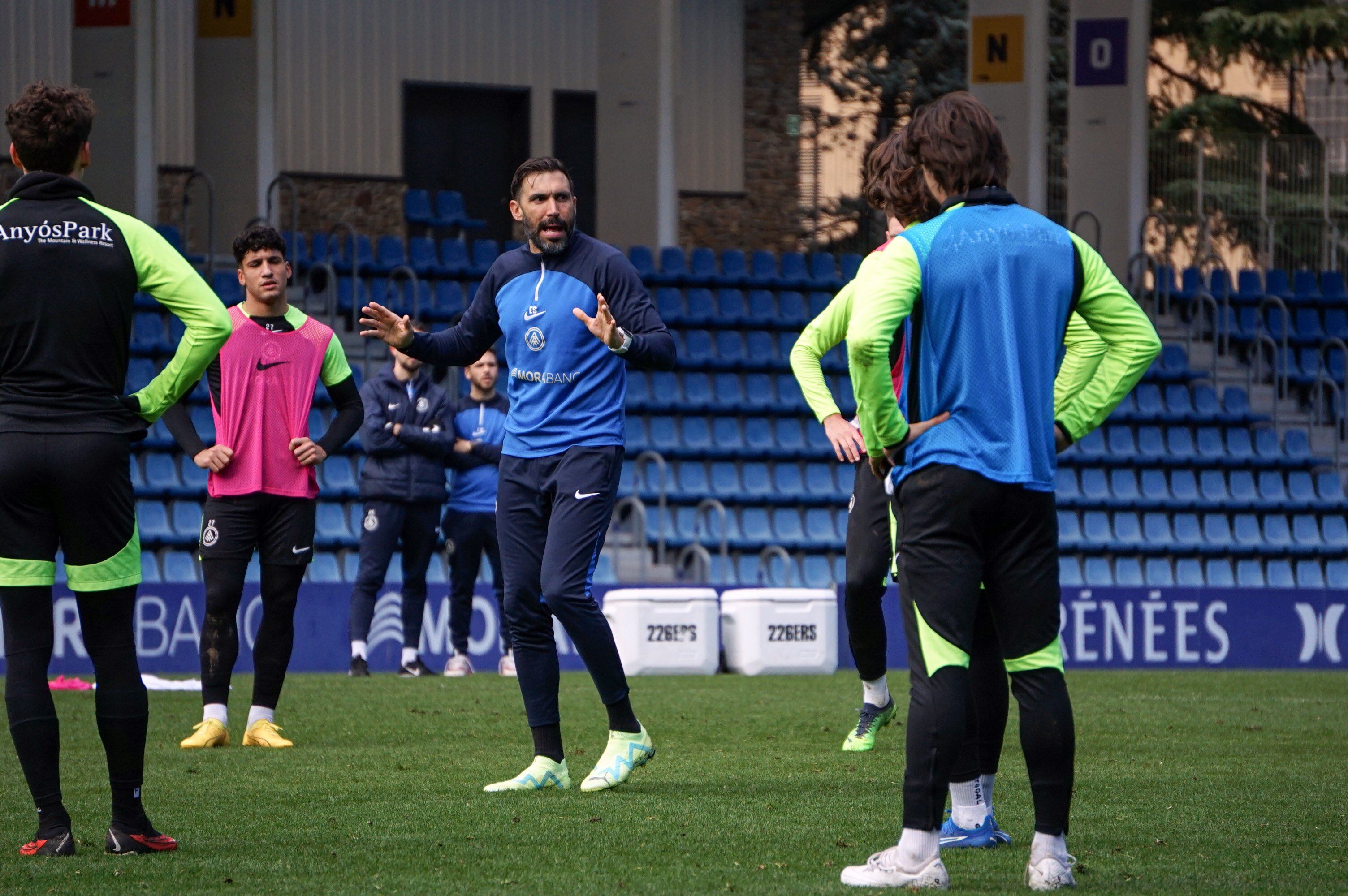 Eder Sarabia donant instruccions als seus jugadors abans de viatjar cap a saragossa
