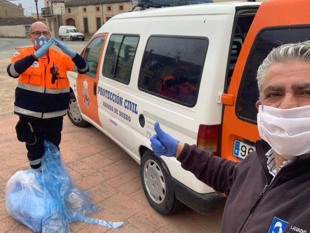 Jose María Bravo entrega material sanitario a un voluntario de Protección Civil