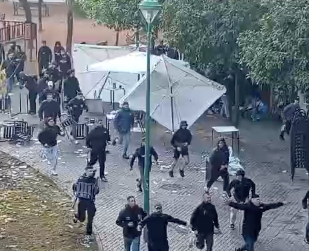 Disturbios de los ultras del Córdoba y del Almería en la Plaza del Moreal