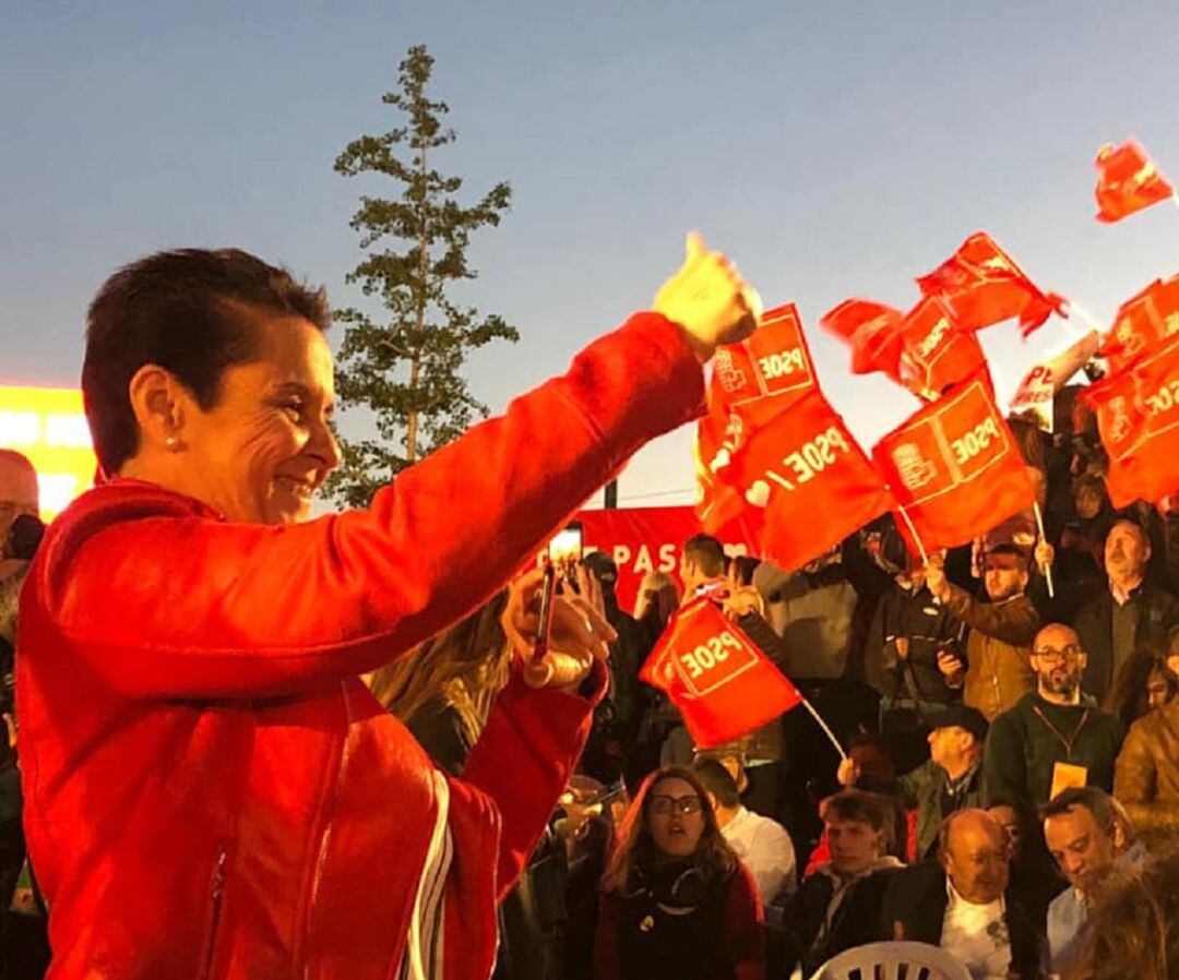 Toñi Serna en un mitin