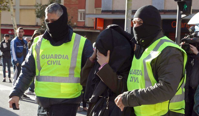 La Guardia Civil ha detenido a dos personas en Cornellá de Llobregat (Barcelona) vinculadas al aparato de reclutamiento y adoctrinamiento de la organización terrorista Daesh a través de las redes sociales.