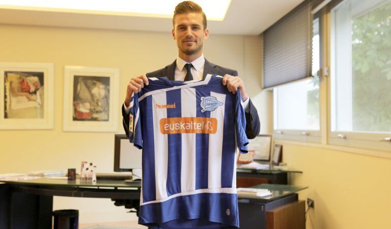 El delantero venezolano posa con la camiseta del Deportivo Alavés.