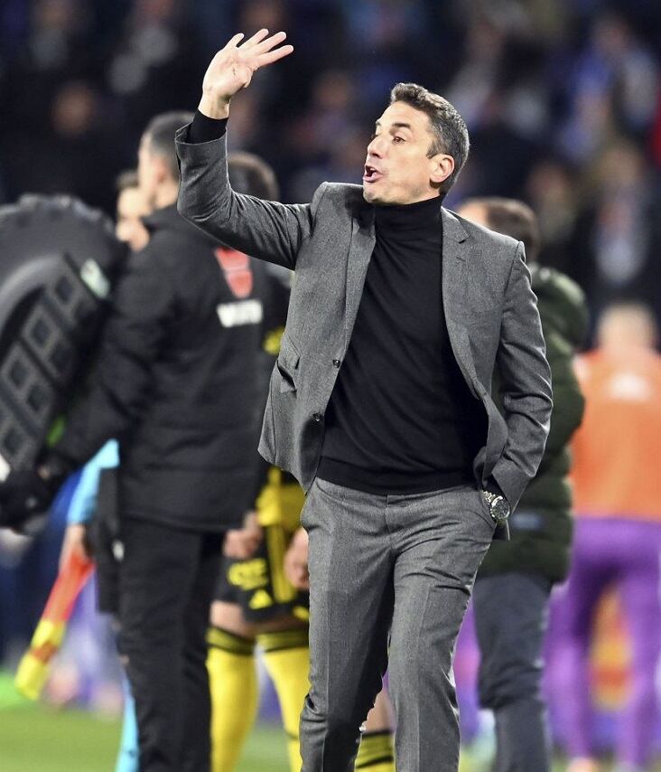 Julio Velázquez, dando instrucciones desde la banda del Nuevo Zorrilla