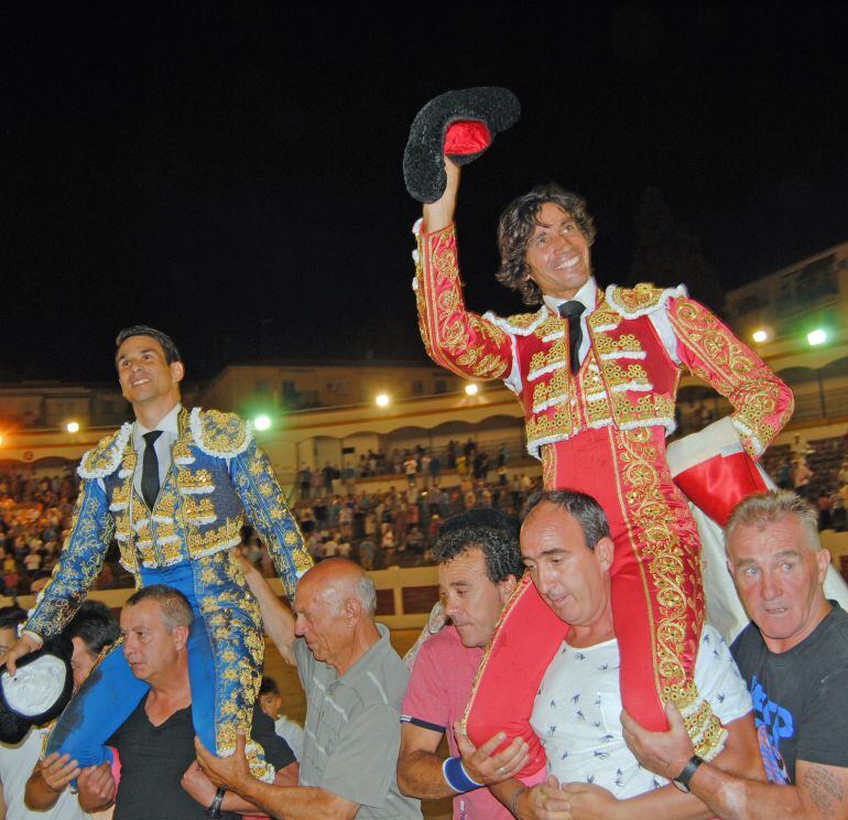 Curro Díaz y José María Manzanares salen a hombros de la plaza de toros de Linares.