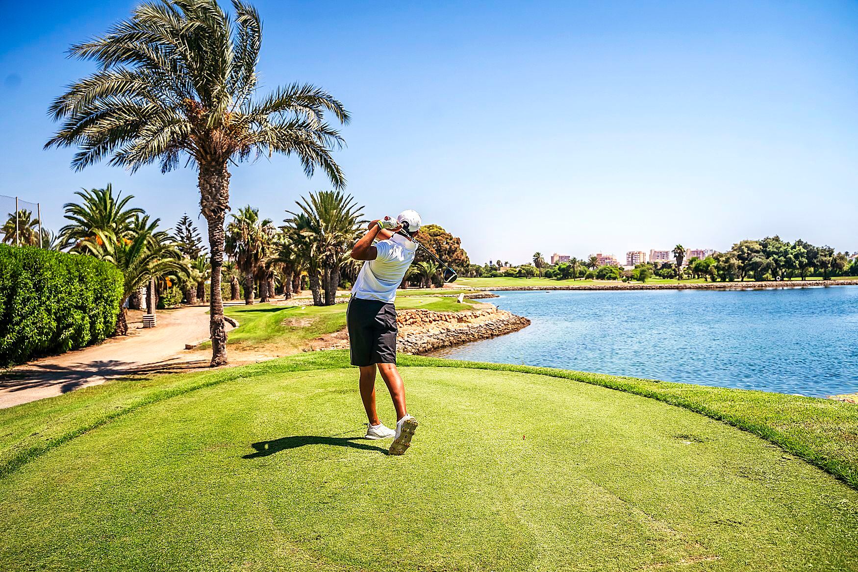 El golfista en la instalación roquetera