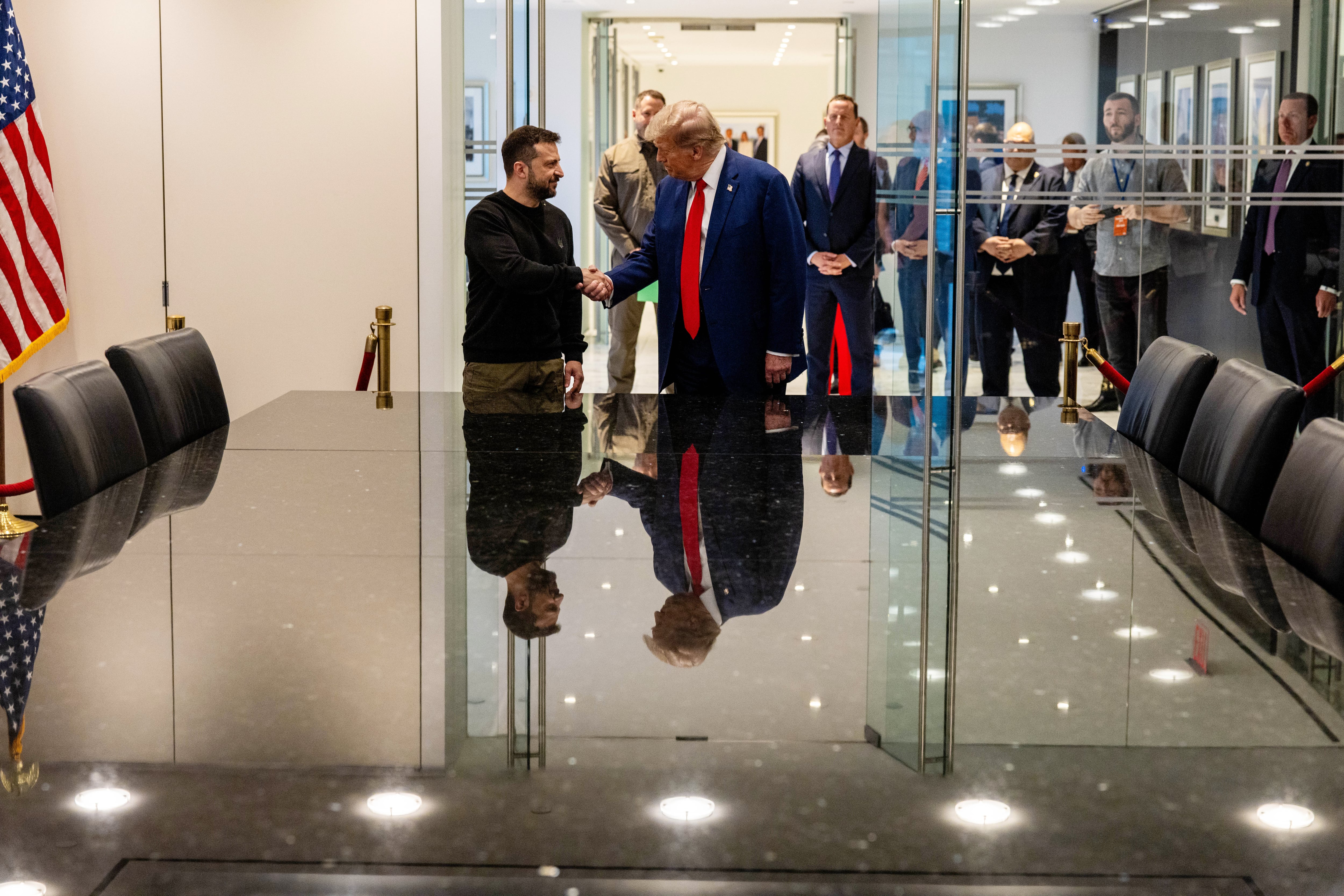 Donald Trump y Volodímir Zelenski se saludan durante su encuentro de este viernes en la Torre Trump.