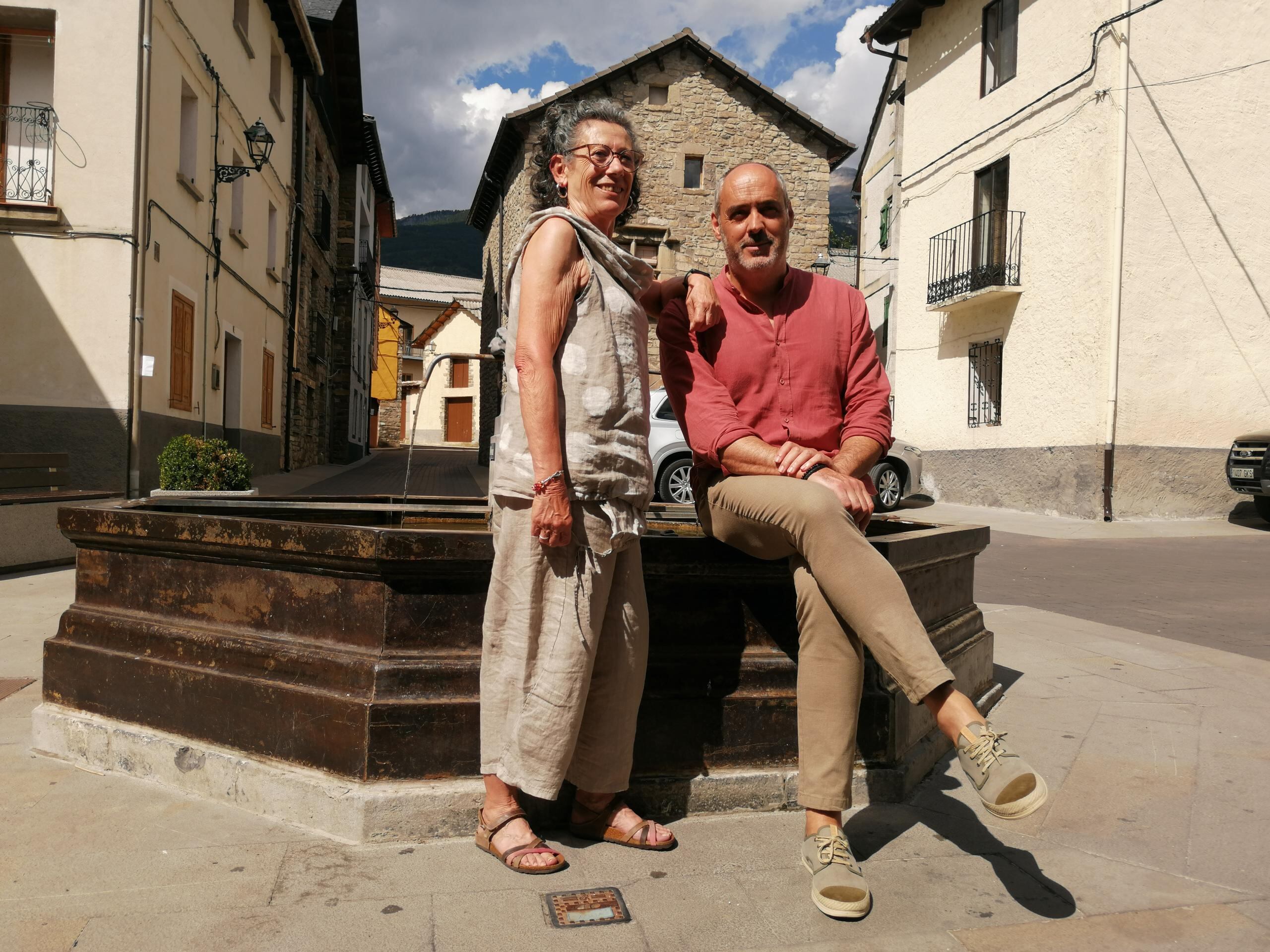 El alcalde de Villanúa, Luis Terrén, y la concejal de cultura, Ana Etxabe, presentaban las actividades del verano