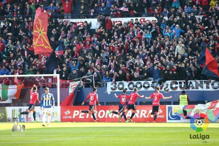 Osasuna celebra con la afición de El Sadar el gol de Roberto Torres para iniciar la remontada ante el Alavés 