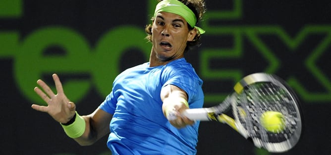 El tenista español, Rafa Nadal, devuelve la bola al colombiano Santiago Giraldo, en el torneo de Miami celebrado en Key Biscayne