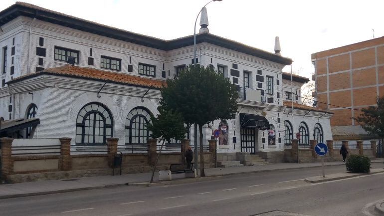 Edificio que el PSOE pretende convertir en un parque de invierno para los más pequeños