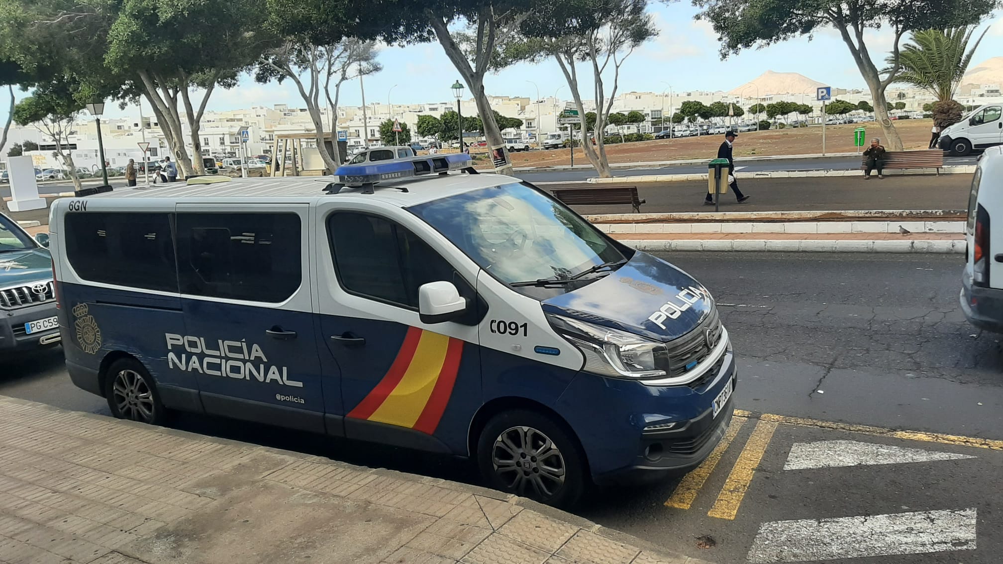 Furgón de la Policía Nacional en la puerta del Palacio de Justicia de Arrecife, capital de Lanzarote.