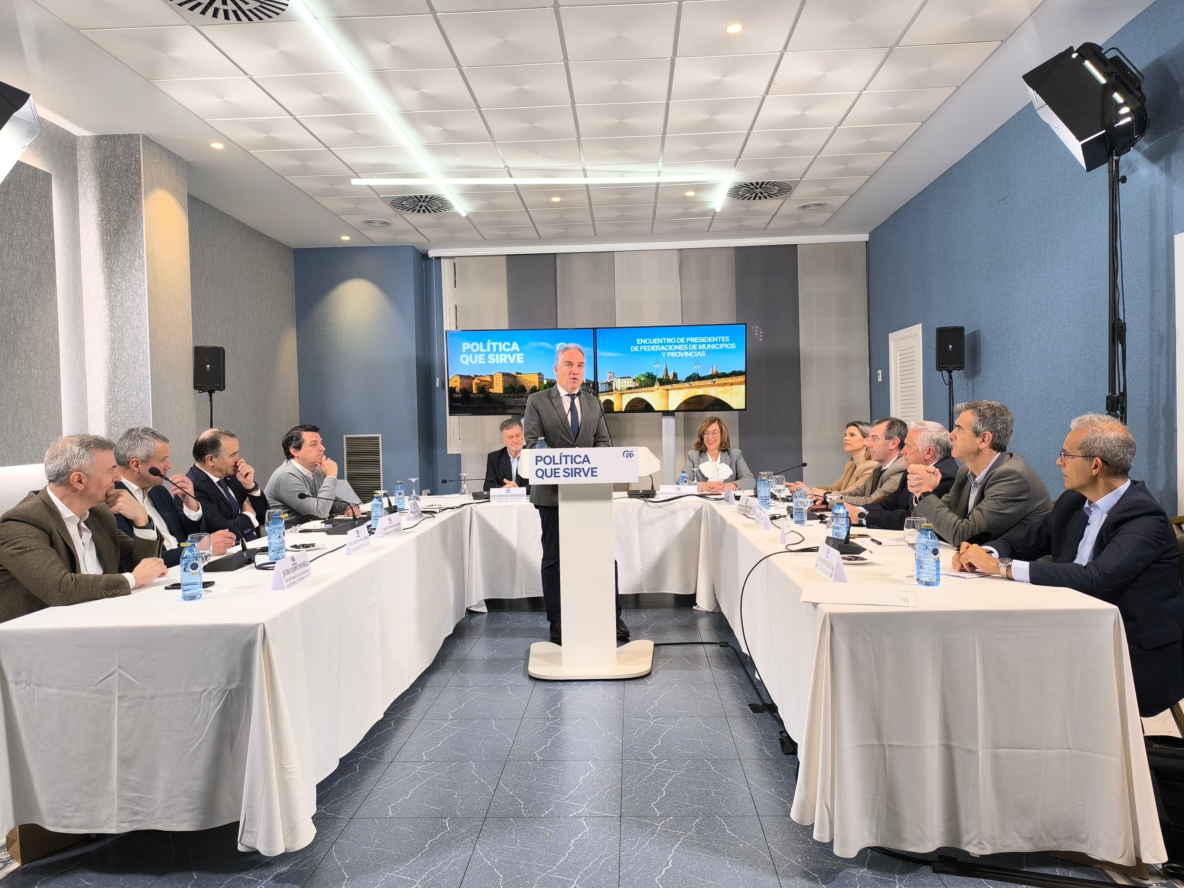 Reunión de presidentes de las federaciones regionales de la FEMP con el vicesecretario de Coordinación Autonómica y Local, Elías Bendodo