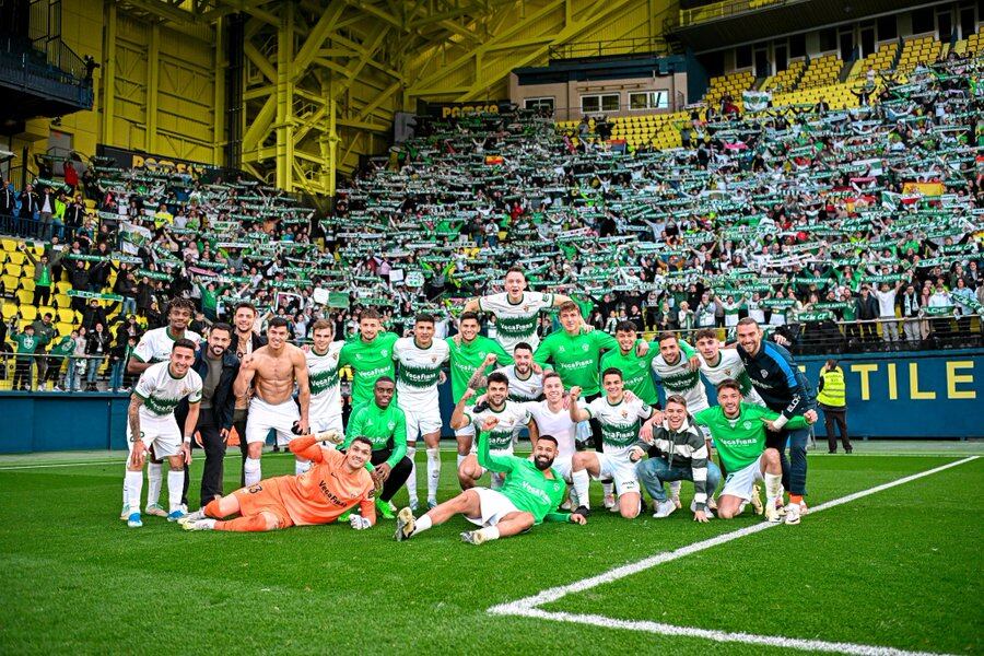 Los jugadores, junto a la afición franjiverde, festejaron la victoria en La Cerámica