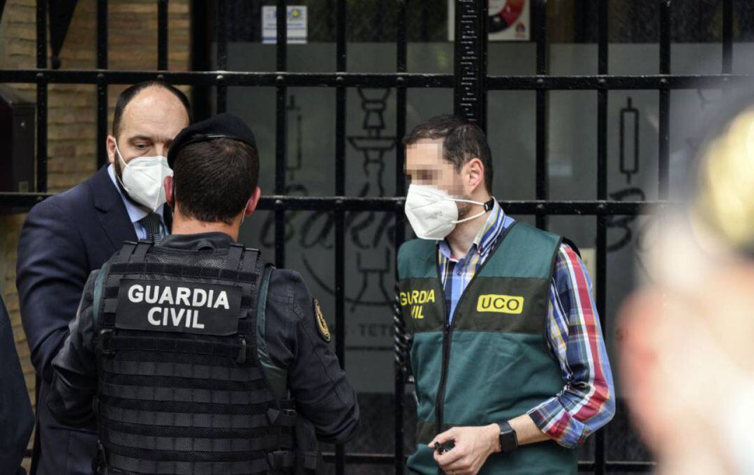 Un grupo de agentes de la Unidad Central Operativa de la Guardia Civil (UCO), durante un registro en el marco de la operación Azud