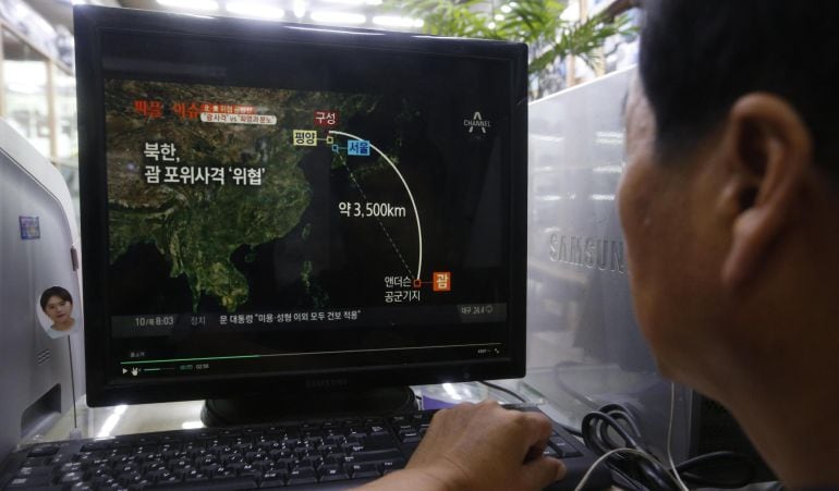 Un hombre observa en la pantalla de un computador la transmisión de un noticiero reportando sobre Corea del Norte en una estación en Seúl (Corea del Sur).