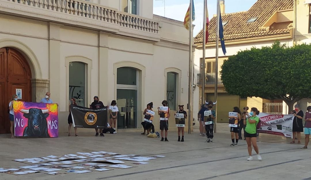 Decenas de personas se han concentrado esta tarde contra la vuelta de los festejos taurinos en Alfafar.