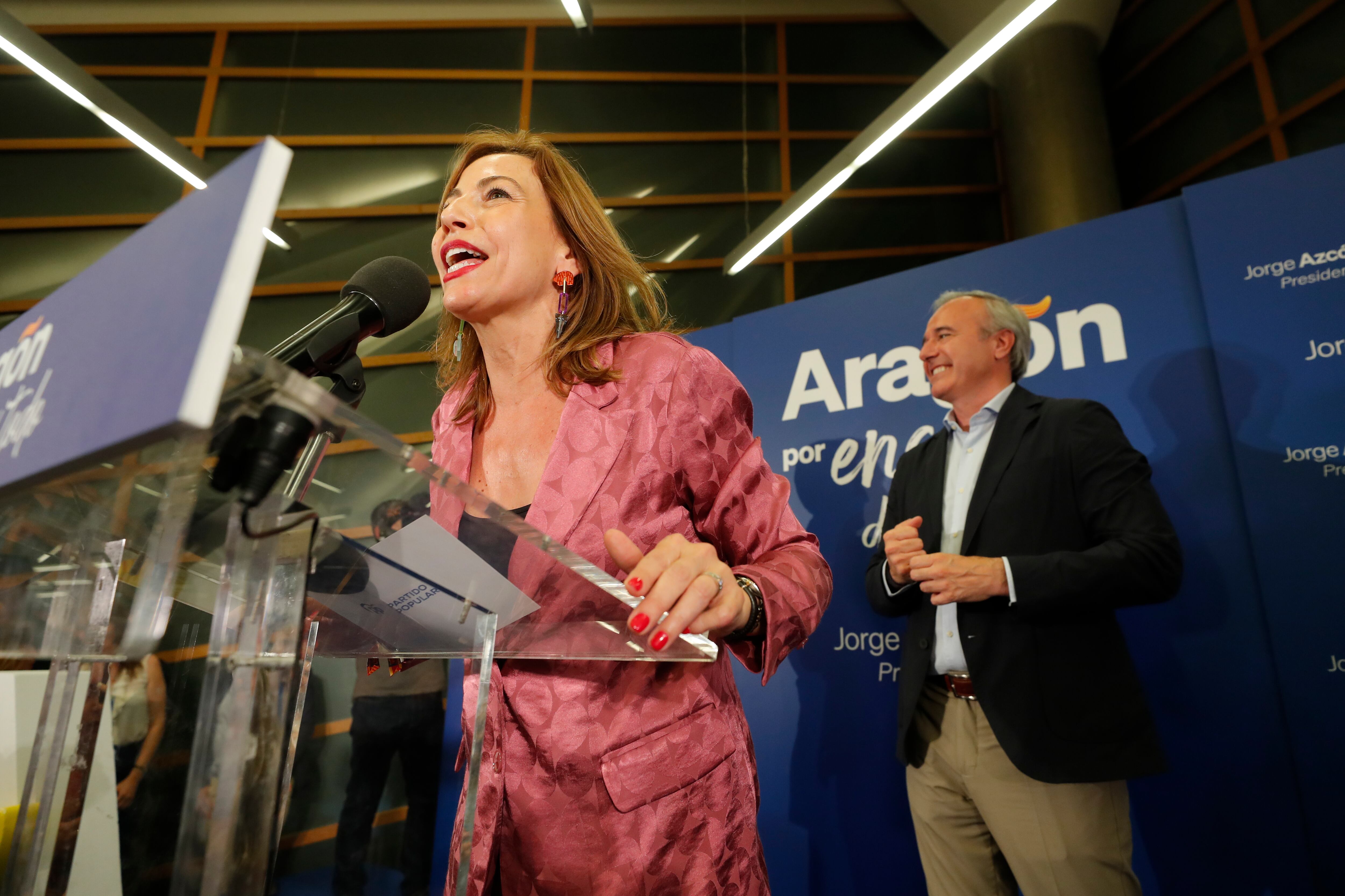 ZARAGOZA, 28/05/2023.- La candidata del Partido Popular a la alcaldía de Zaragoza, Natalia Chueca, y el candidato a la presidencia de las Cortes de Aragón, Jorge Azcón (d), celebran los resultados electorales de este domingo en la sede del partido en Zaragoza. EFE/Javier Cebollada
