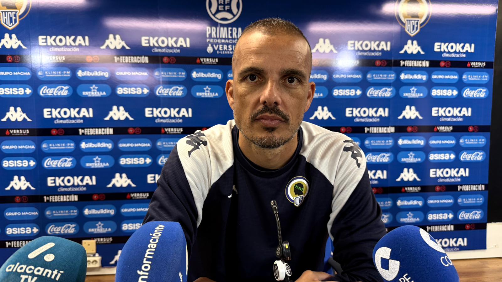 Beto Company, entrenador del Hércules, en la sala de prensa del Rico Pérez