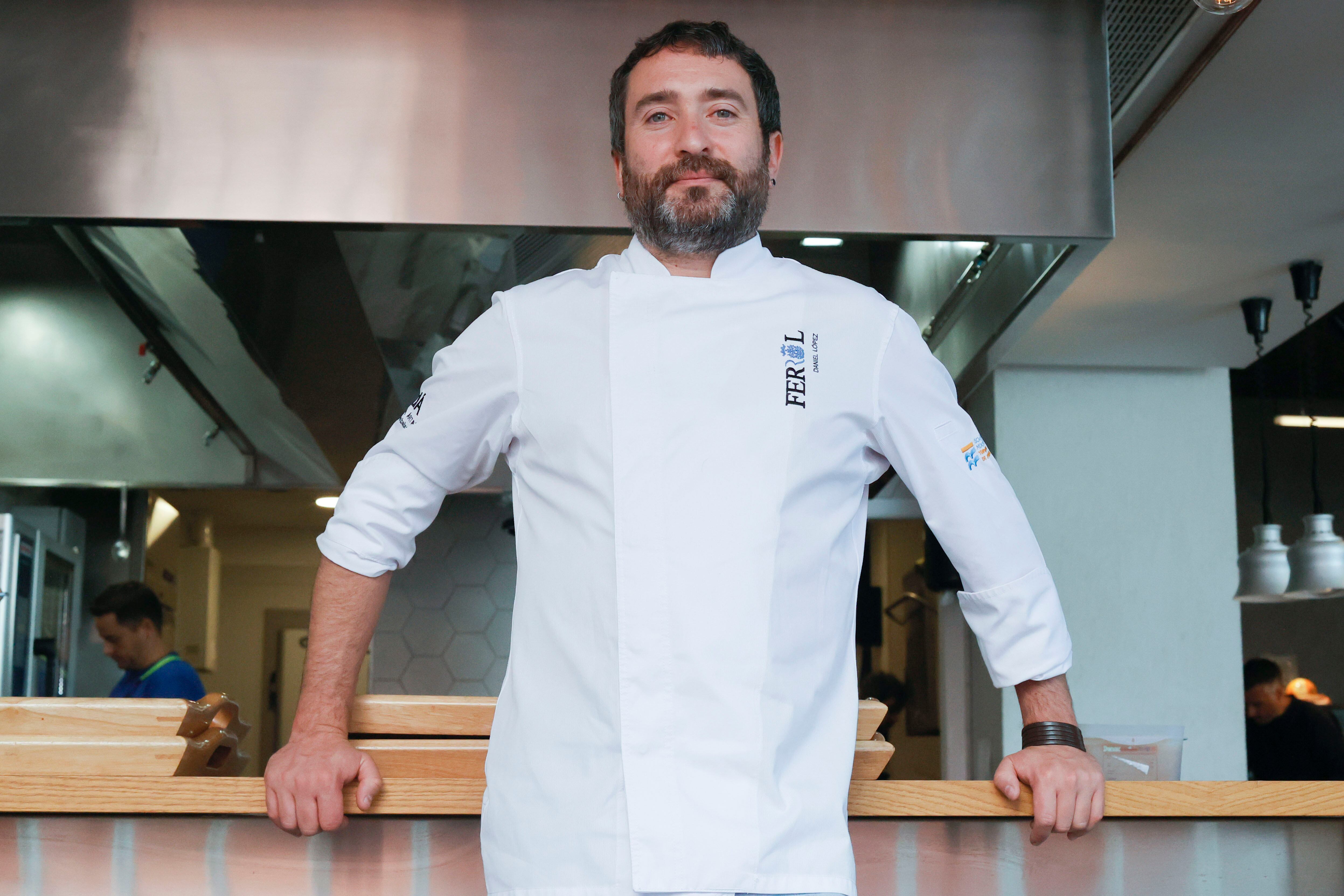 FERROL, 05/10/2022.- El cocinero Daniel López, chef del restaurrante ferrolano O Camiño do Inglés, posa durante una entrevista con la Agencia Efe en Ferrol. EFE/ Kiko Delgado