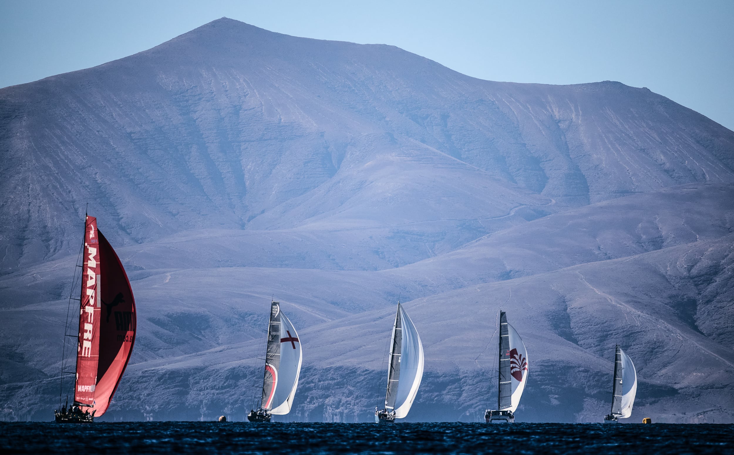 Algunos de los participantes en la X RORC Transatlantic Race tras zarpar de Arrecife, capital de Lanzarote.