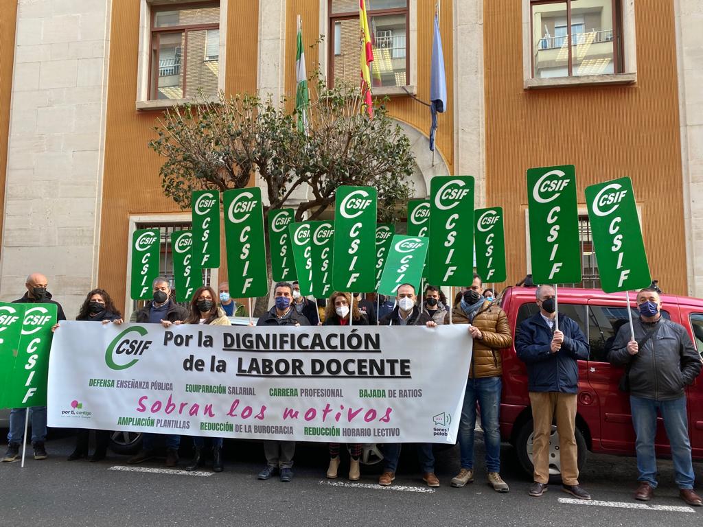 El sindicato CSIF durante una concentración a las puertas de la Delegación de Educación en Jaén